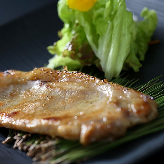 「鹿児島県産黒豚の味噌漬け」は、上質なロース肉を使用し、KYKオリジナル味噌に黒豚をやわらかく漬け込んだ逸品です。